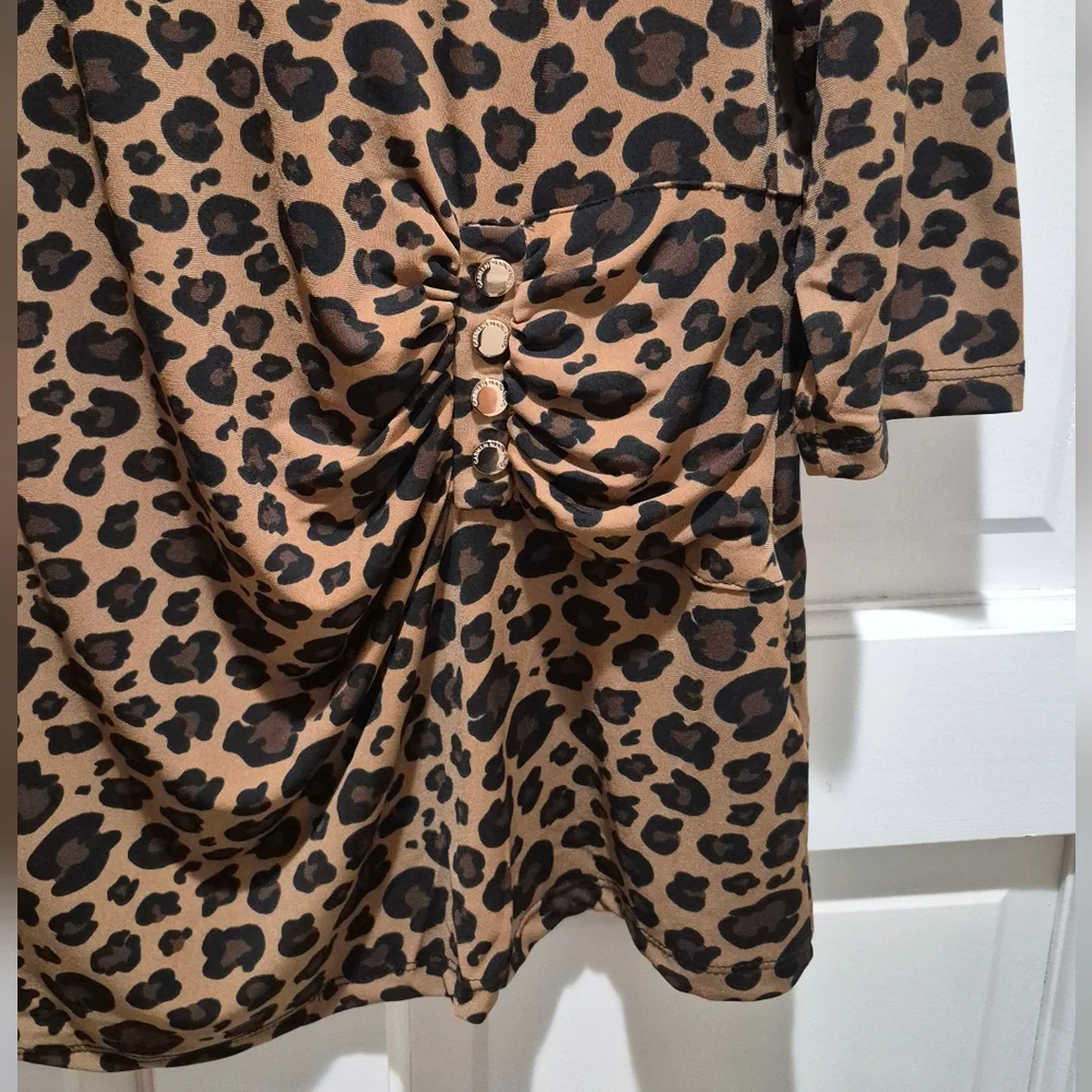 Carmen Marc Valvo Leopard Print Ruched Button Detail Top Size 1X NWT - Picture 3 of 6